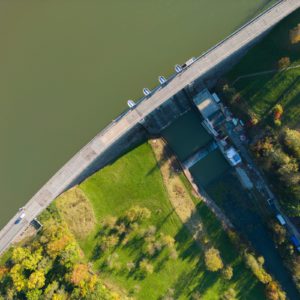 Hráz Žermanické přehrady v podzimních barvach