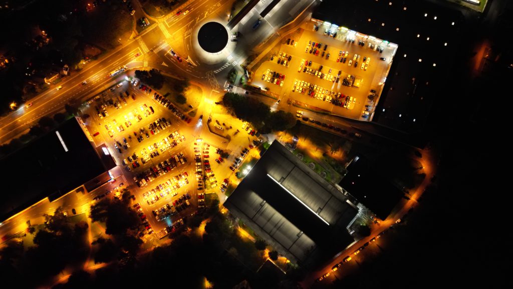 Noční pohled na zimní stadion v Havířově z dronu jako obraz na zeď.